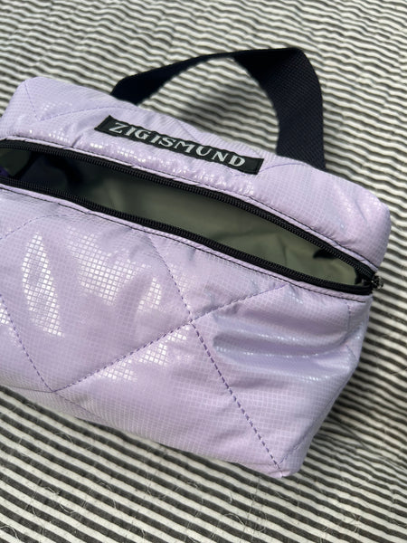 Toilet/makeuptaske i lyselilla med shine.