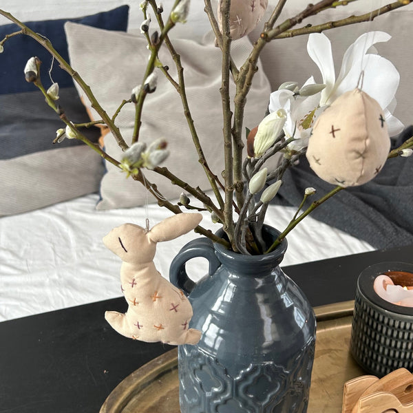 Æg med broderede detaljer.