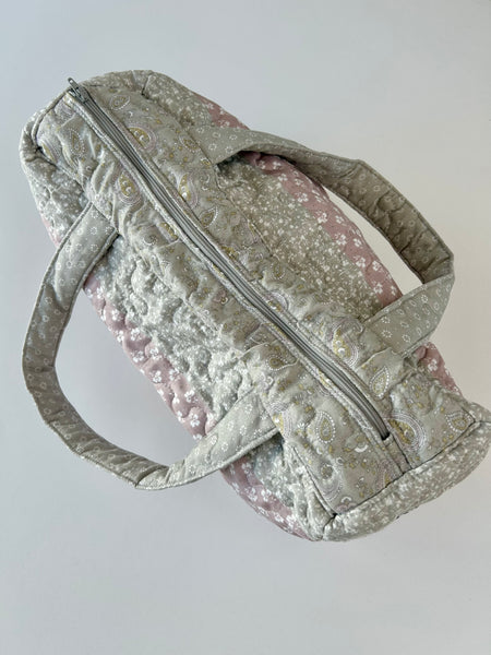 Quiltet taske lavet ud af et vattæppe.