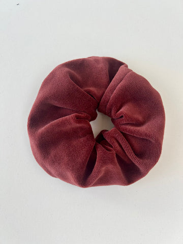 Bourdeaux scrunchie i velour.