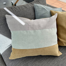 Indlæs billede til gallerivisning Pudebetræk i lys salvie, mørk kit og Dusty olive (aflang), og med Dusty olive på bagsiden.
