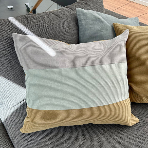 Pudebetræk i lys salvie, mørk kit og Dusty olive (aflang), og med Dusty olive på bagsiden.