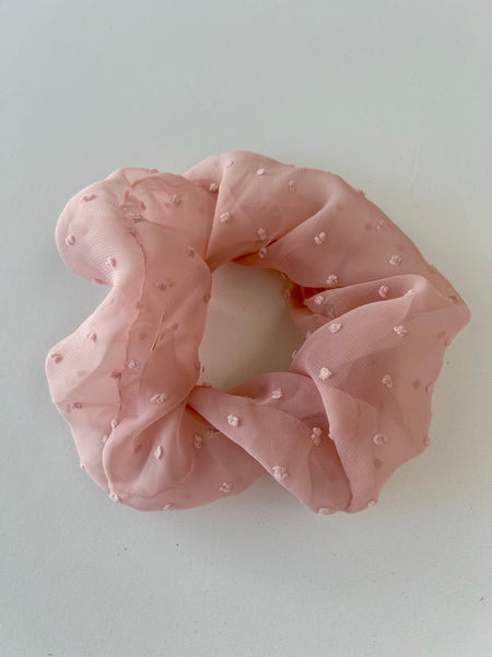 Skøn scrunchie i blød tyl med prikker.