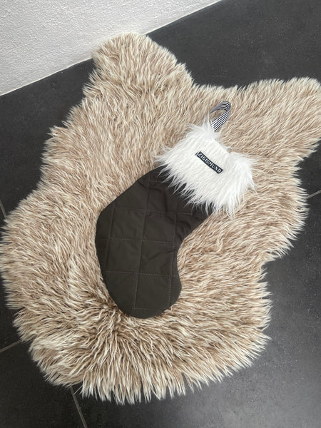 Stor julesok i army quilt med fake fur.