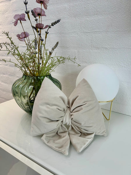 Lille sløjfe i råhvid velour.