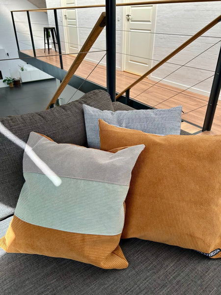 Pudebetræk i mørk kit, lys salvie og gylden brun fløjl. Bagsiden er gyldenbrun.