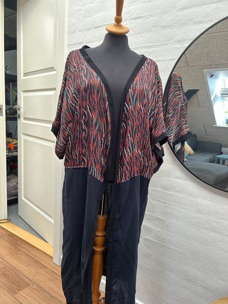 Kimono i digital printet stof og med mørkeblå viscose str.m/l