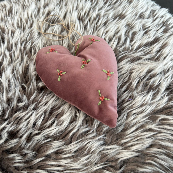 Rosa julehjerte med broderi.