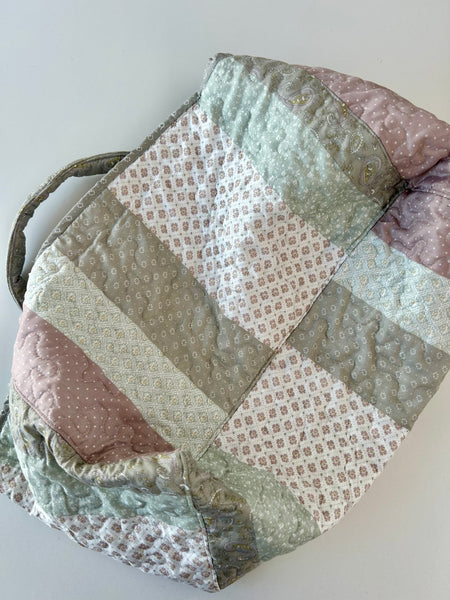 Shopper i quiltet stof lavet ud af et sengetæppe.