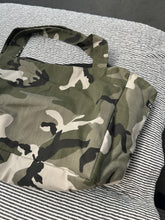 Indlæs billede til gallerivisning Shopper i armyfarver og med lomme indeni.
