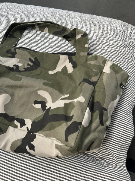 Shopper i armyfarver og med lomme indeni.