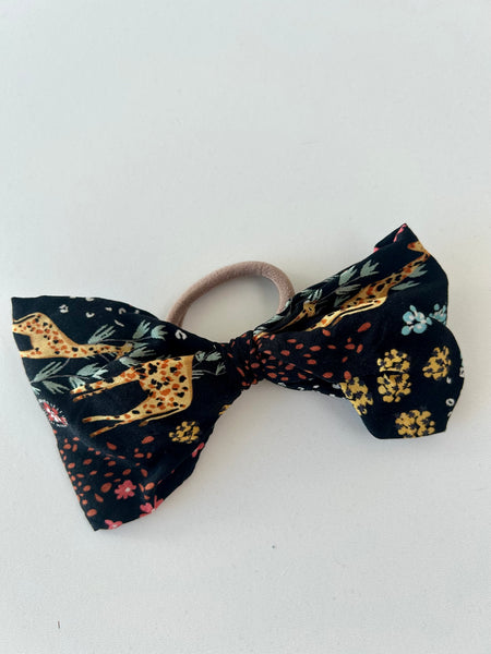 Sløjfe i stof med billeder af giraffer.