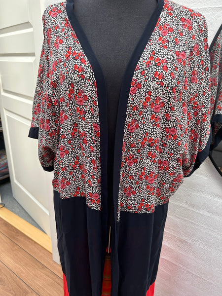 Kimono med blomster og smuk rød farve. Str.xs/m