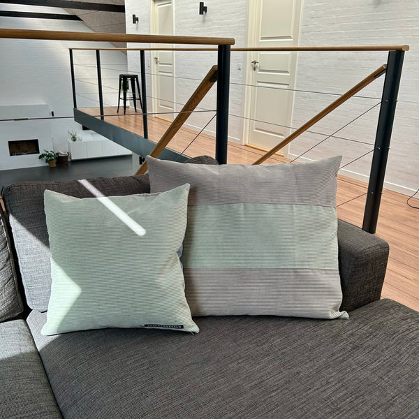 Stort pudebetræk i lys salvie og mørk kit. Lys salvie på bagsiden.