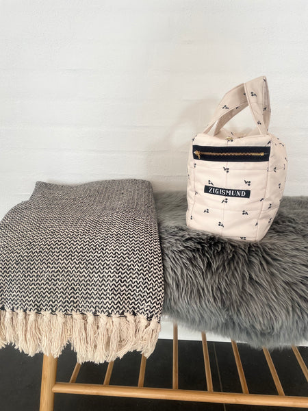 Makeup/toilettaske i smuk quilt med kirsebær