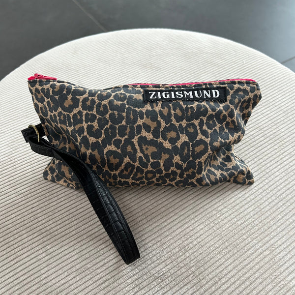 Clutch/toilettaske i leopard.