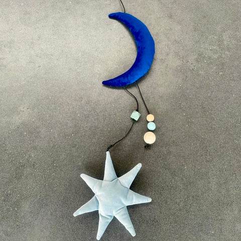 Uro med måne og stjerne i velour.