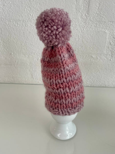Æggevarmer aka Nissehue i lyserød og Rosa strik med pom pom.