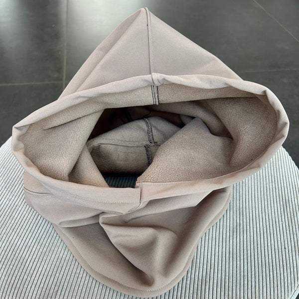 Sandfarvet Balaclava i vandtæt stof.