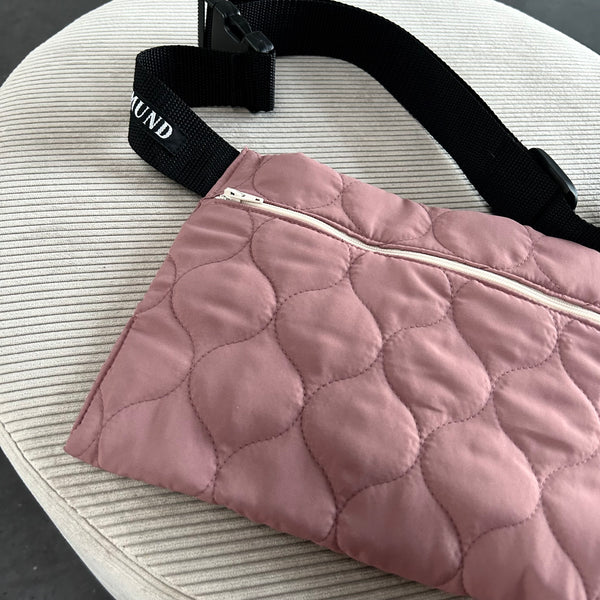 Bæltetaske/ crossbody i lys lyserød quilt.
