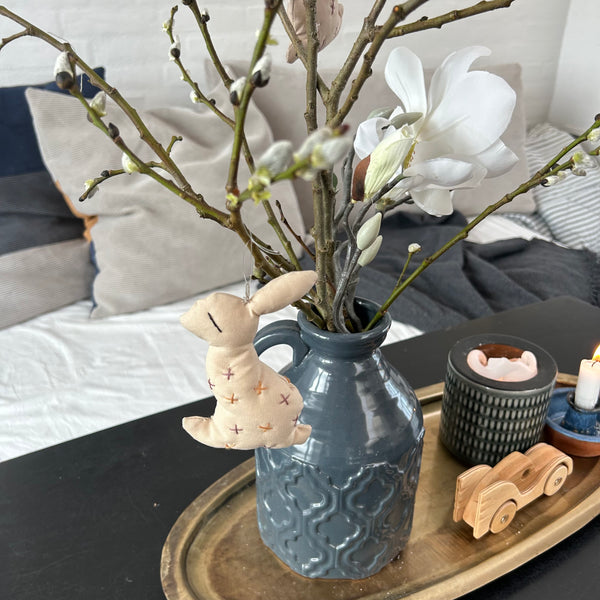 Påskehare med broderede detaljer.