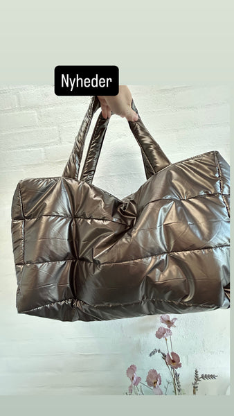 Shopper i brunt skinnende stof.