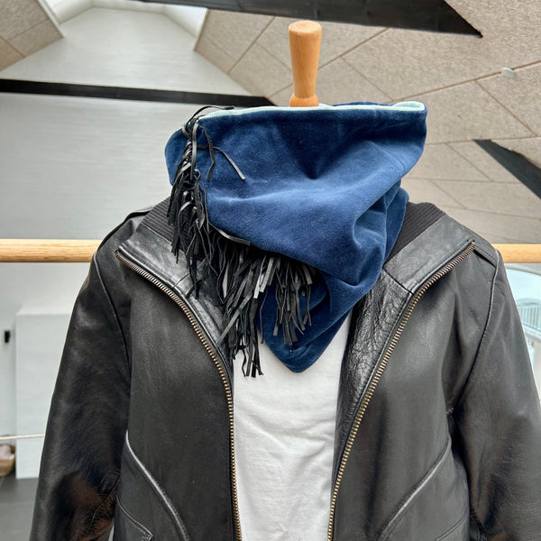 Unika halsedisse med velour og kalveskindsfrynser.