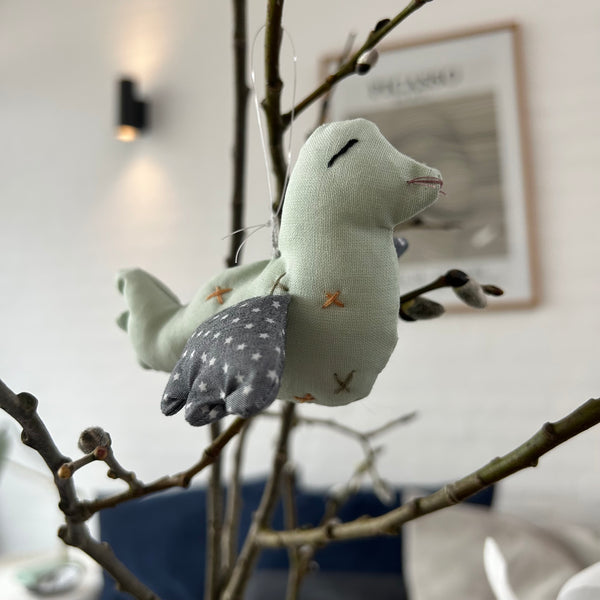 Fugleophæng med broderi.
