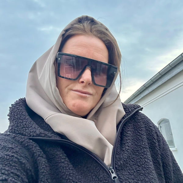 Sandfarvet Balaclava i vandtæt stof.