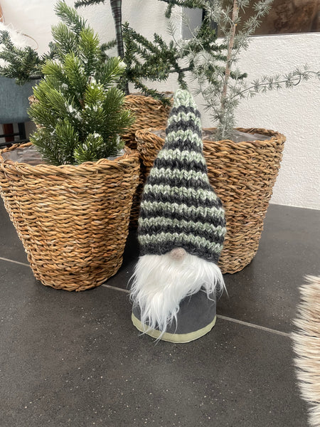 ❤️Håndlavet “Gnom” i gråt velour og med strikket hue.