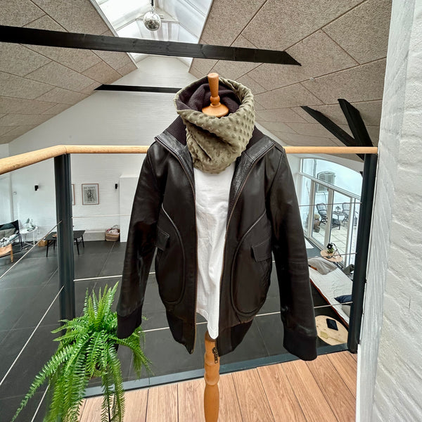 Halsedisse i minky army fleece og mørk army isoli