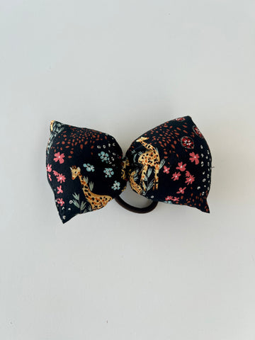 Kæmpe hårsløjfe med giraffer.