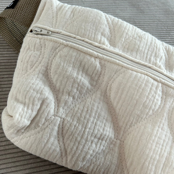 Bæltetaske/crossbody i råhvid quilt med lys rem.