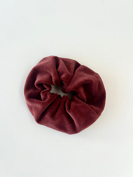 Bourdeaux scrunchie i velour.