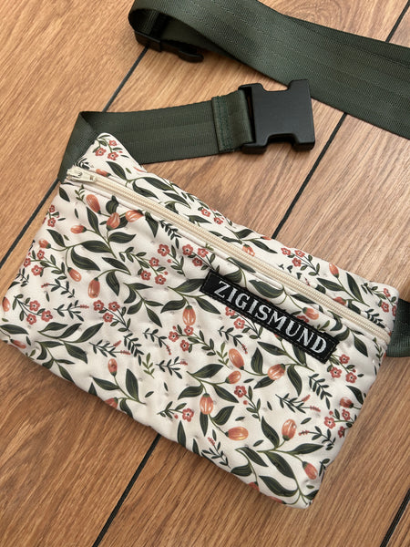 Crossbody/bæltetaske i blomstret stof.