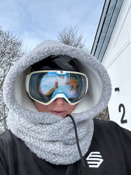 Balaclava i lysegrå Teddy med hvidt fleece.