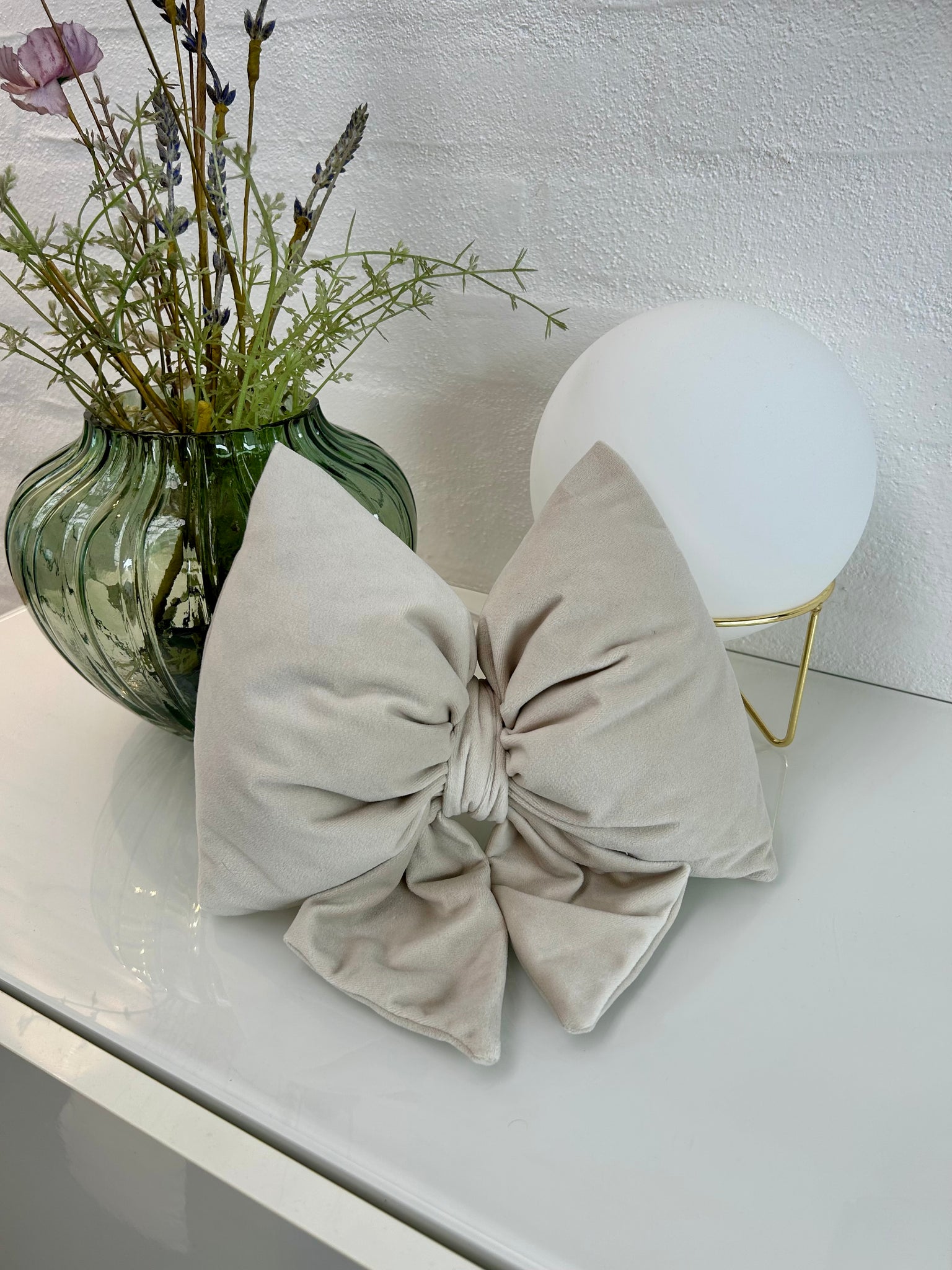 Lille sløjfe i råhvid velour.