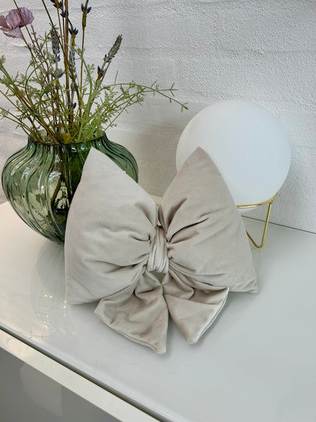 Lille sløjfe i råhvid velour.
