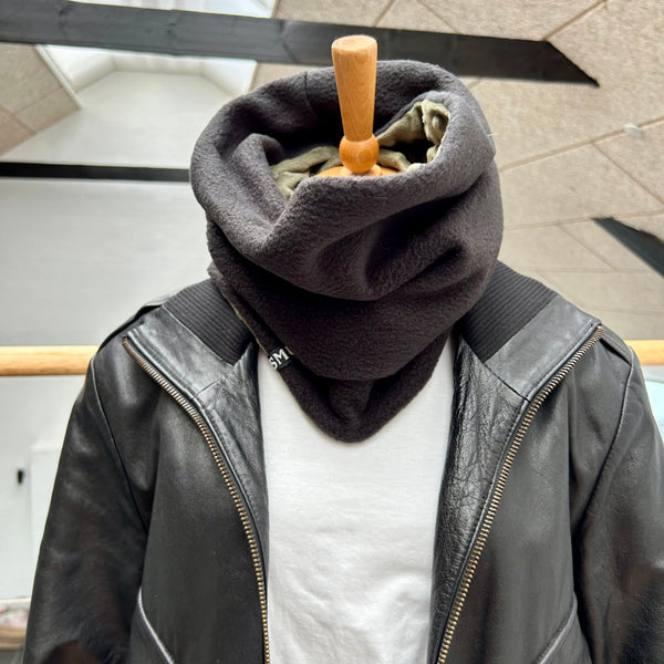 Halsedisse i minky army fleece med sort