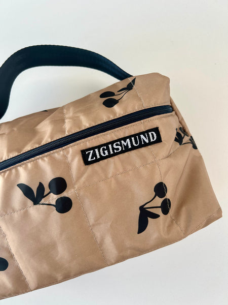 Rummelig toilettaske i beige med skønne kirsebær.