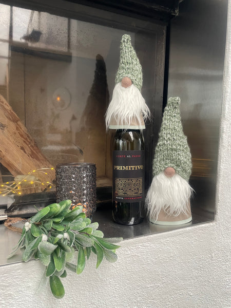 Håndlavede “Gnomer” i beige velour og med melerede grønne hjemmestrikkede huer (2stk).