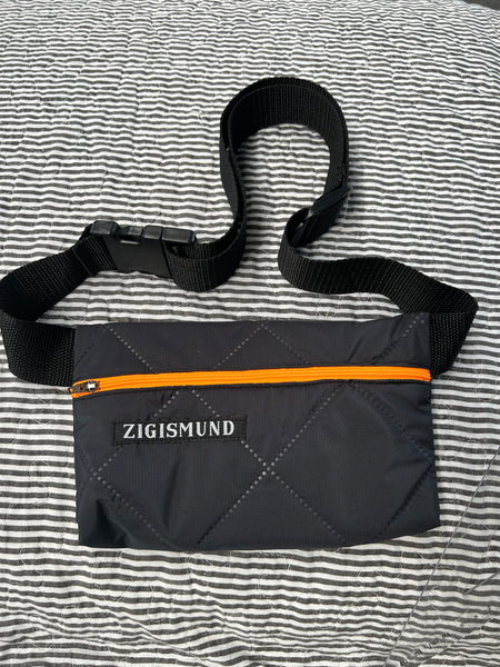 Bæltetaske i charcoal med orange lynlås.