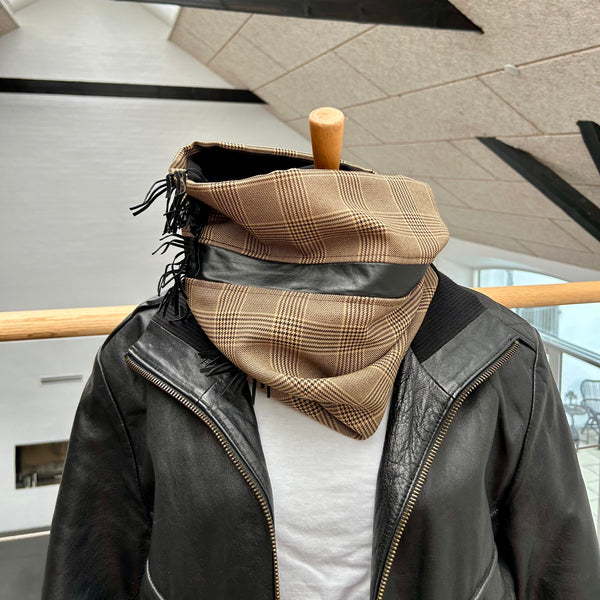 Unika tube med sort kalveskind og frynser.