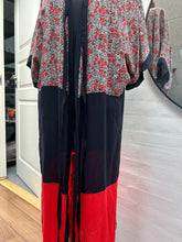 Indlæs billede til gallerivisning Kimono med blomster og smuk rød farve. Str.xs/m
