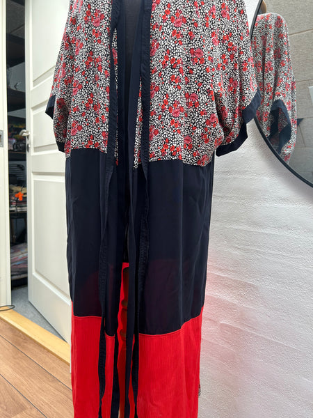 Kimono med blomster og smuk rød farve. Str.xs/m