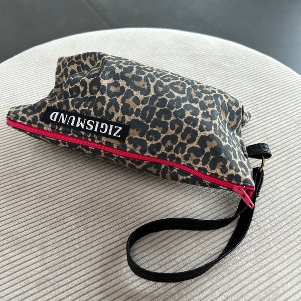 Clutch/toilettaske i leopard.
