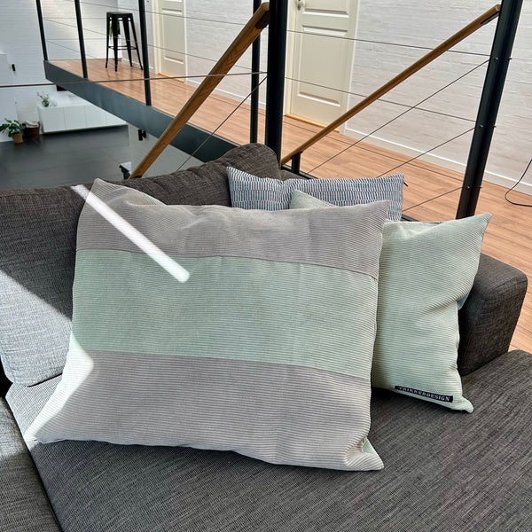 Stort pudebetræk i lys salvie og mørk kit. Lys salvie på bagsiden.