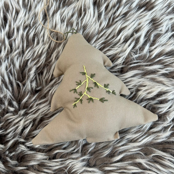 Juletræ ophæng i beige med broderi.