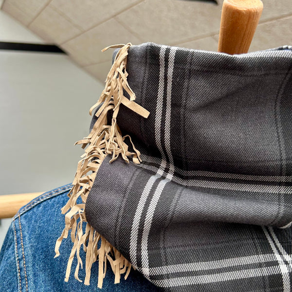 Unika halsedisse med tern og nude frynser.