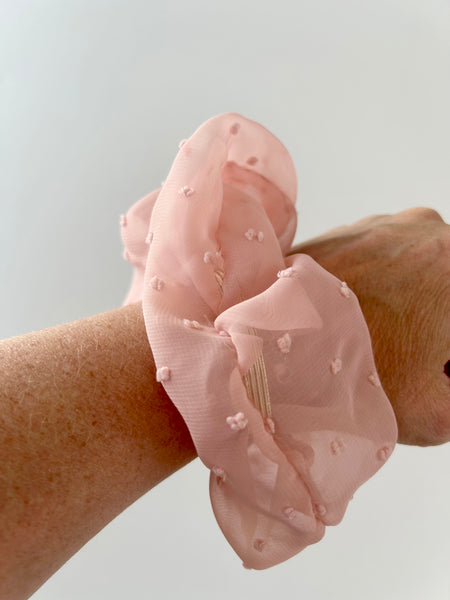Svag rosa scrunchie m d små prikker.